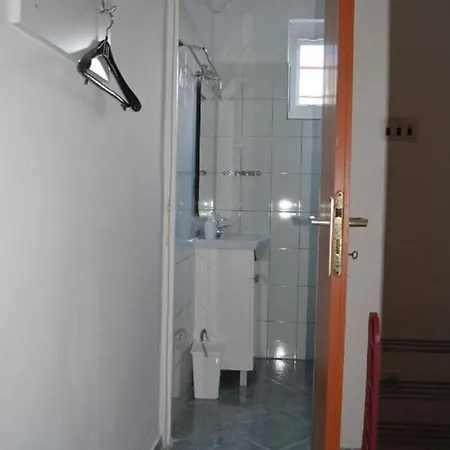 Lenka - Great Location & Free Parking