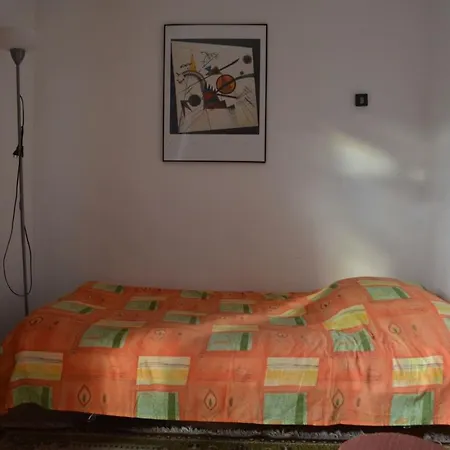 Lenka - Great Location & Free Parking