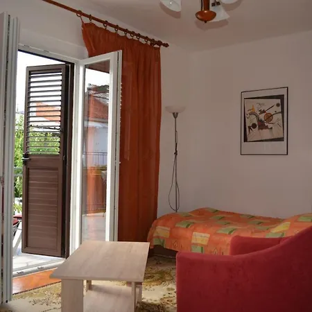 Lenka - Great Location & Free Parking Supetar