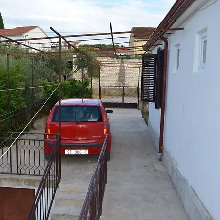 Lenka - Great Location & Free Parking Apartmán