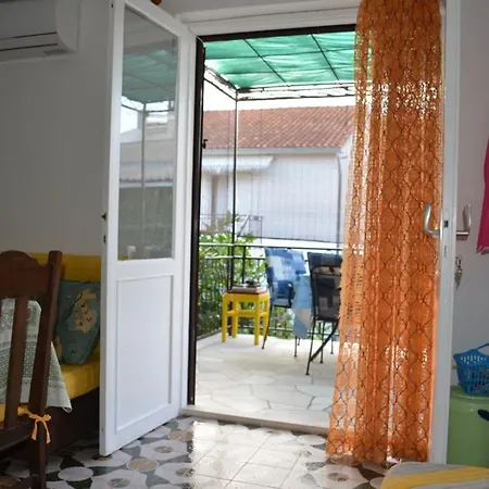 Lenka - Great Location & Free Parking *