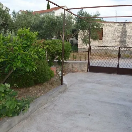 Lenka - Great Location & Free Parking