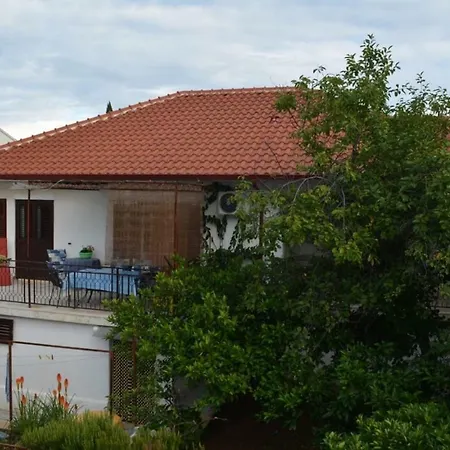 Lenka - Great Location & Free Parking *