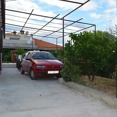 Lenka - Great Location & Free Parking Supetar